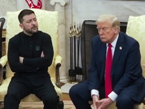 Donald Trump and Volodymyr Zelensky in the Oval Office.