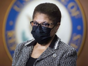 Karen Bass mask Getty 640x480.